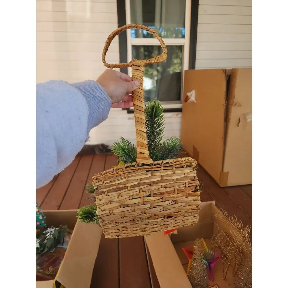 Vintage Christmas Woven Shovel Door Hanger With Floral‎ Arrangement